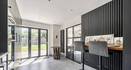 Aylesbury - Sleeps 6 - Parking - Central Location
