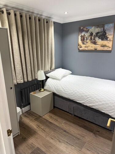 Aylesbury - Sleeps 6 - Parking - Central Location