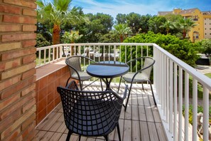 Outdoor dining - 141 - Totally Renovated 2-Bedroom Apartment, Shared pool & Garden (Benalmádena)