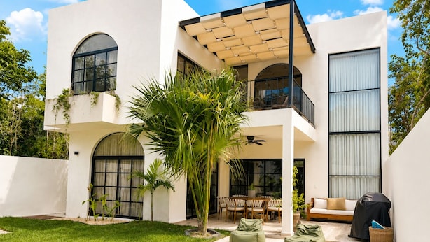 A modern two-story house with a pool, outdoor seating, and a covered patio. - Spacious and luxurious 4-bedroom house Playa del Carmen with AC (Playa del Carmen)