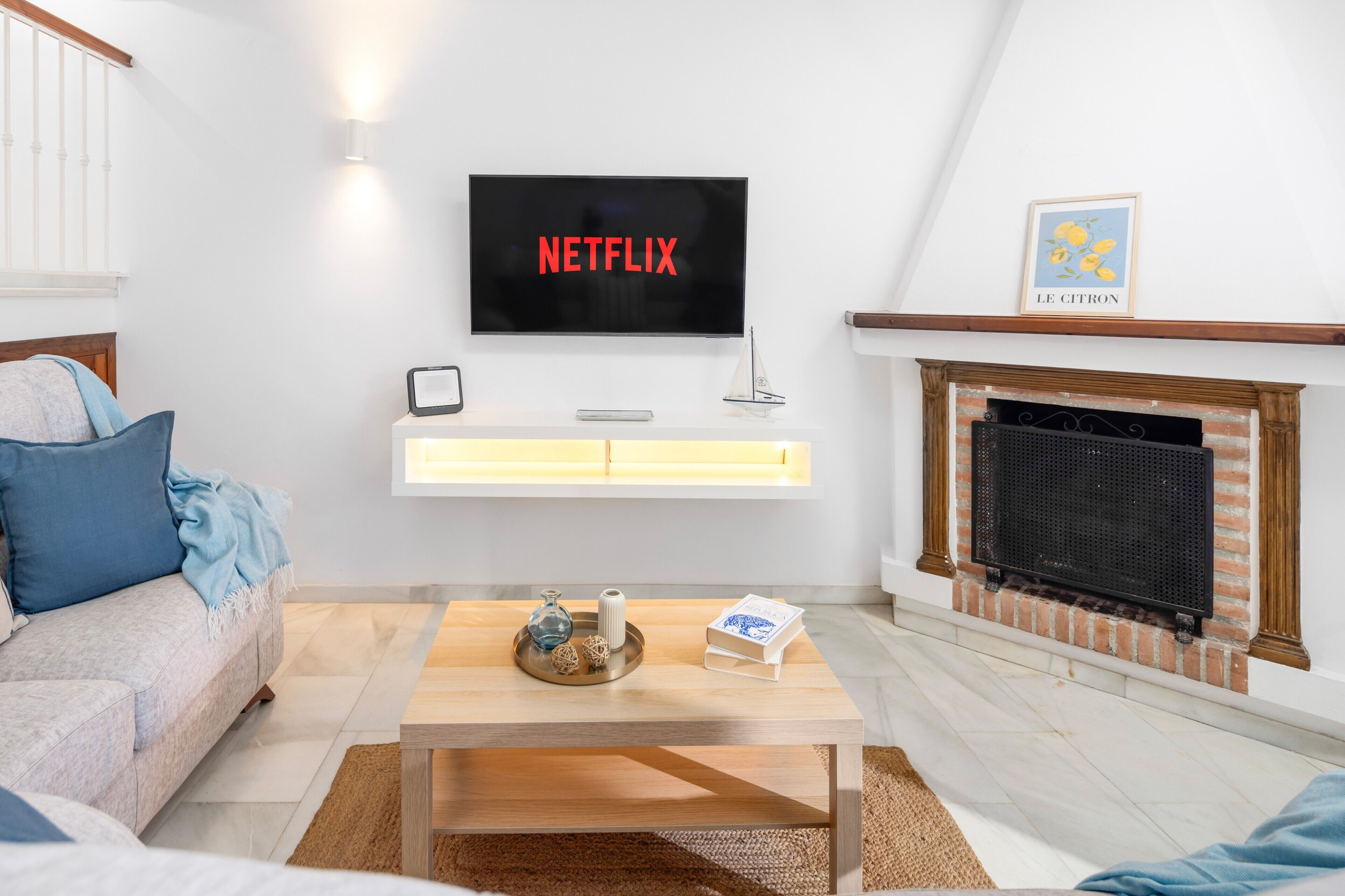 Televisión y chimenea 