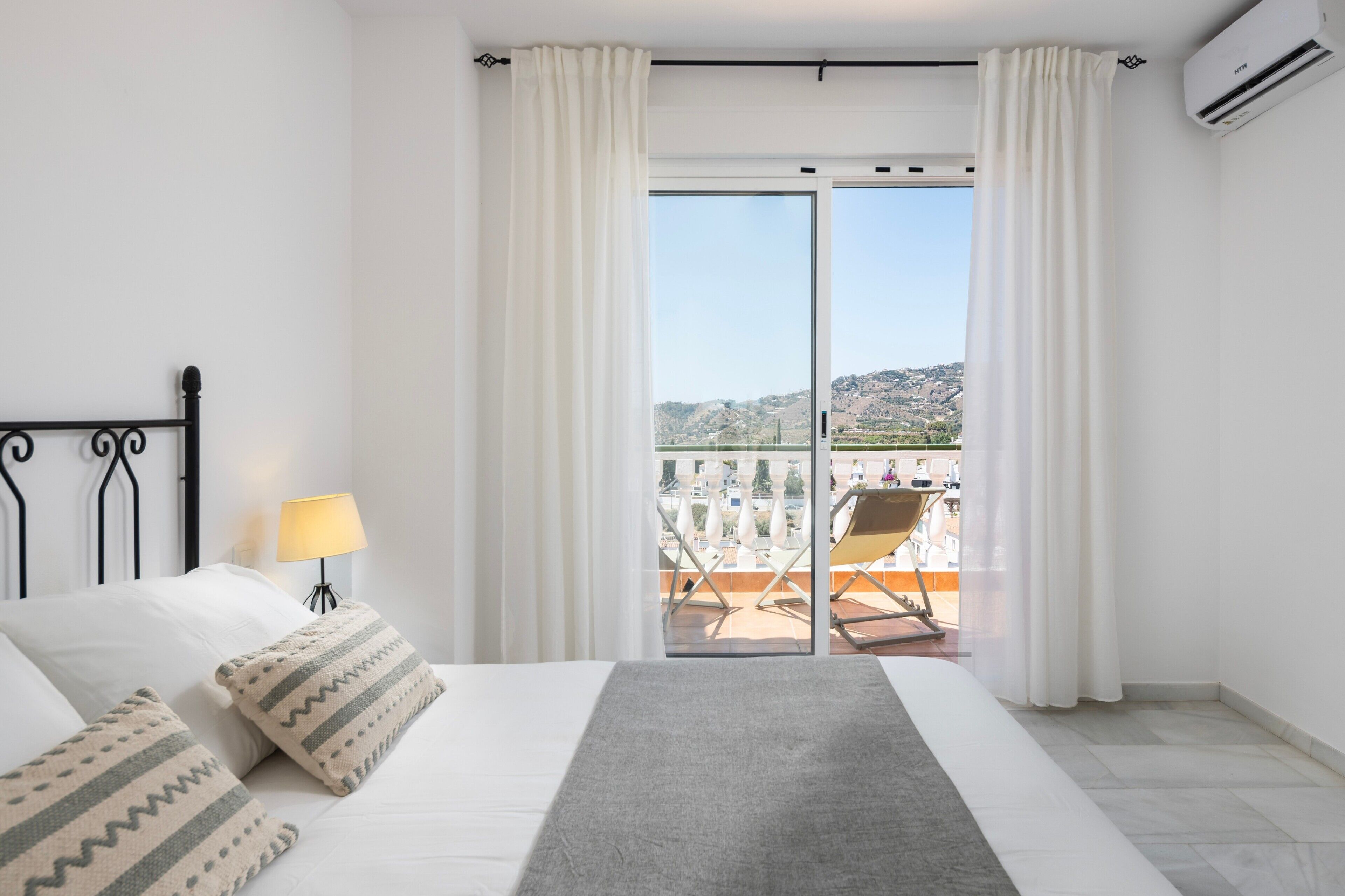 Tabla de planchar con plancha, wifi y ropa de cama 