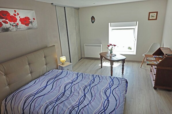 2 bedrooms, iron/ironing board, WiFi, bed sheets