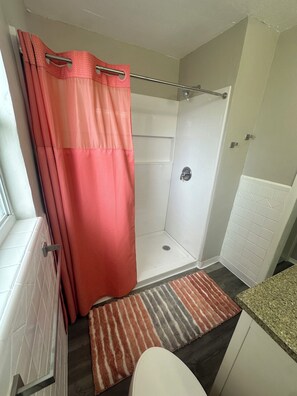 Douche, serviettes fournies, savon, papier toilette