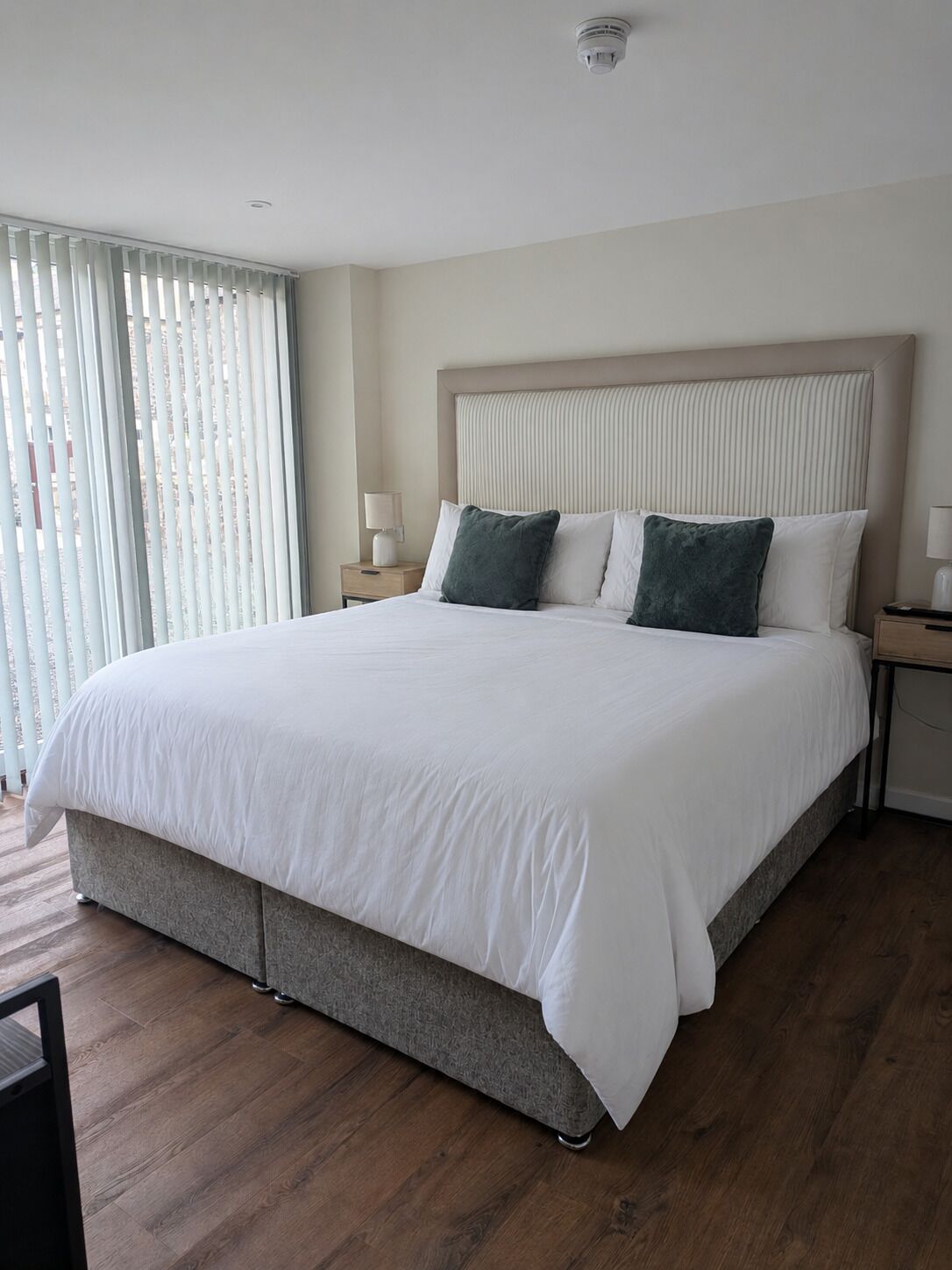 5 chambres, fer et planche à repasser, Wi-Fi, draps fournis