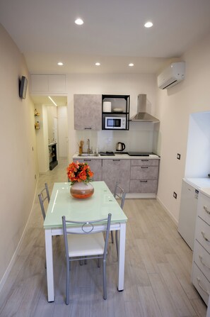 Dining - Charming apartment with terrace in the center of Napoli (Napoli)