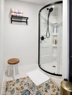 Douche, séchoir à cheveux, serviettes fournies, savon