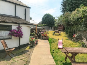 A garden with a patio, a wooden bench, a picnic table, and a play area. - Brewery Lodge Sleeps 4 (Blakeney)
