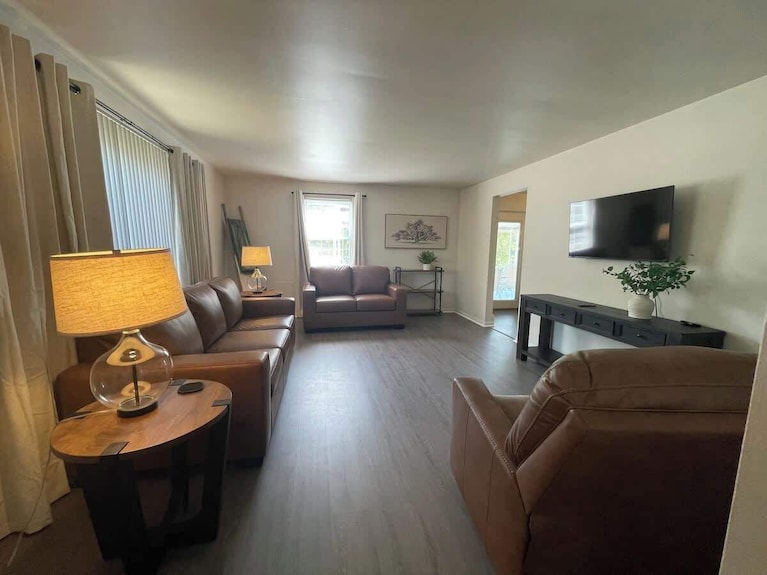 Cozy Colonial Retreat - Midland, PA