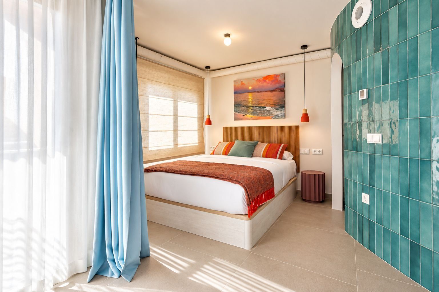 Ein modernes Schlafzimmer mit einem großen Bett, einem Sonnenuntergangsgemälde und teal-farbenen Wänden.