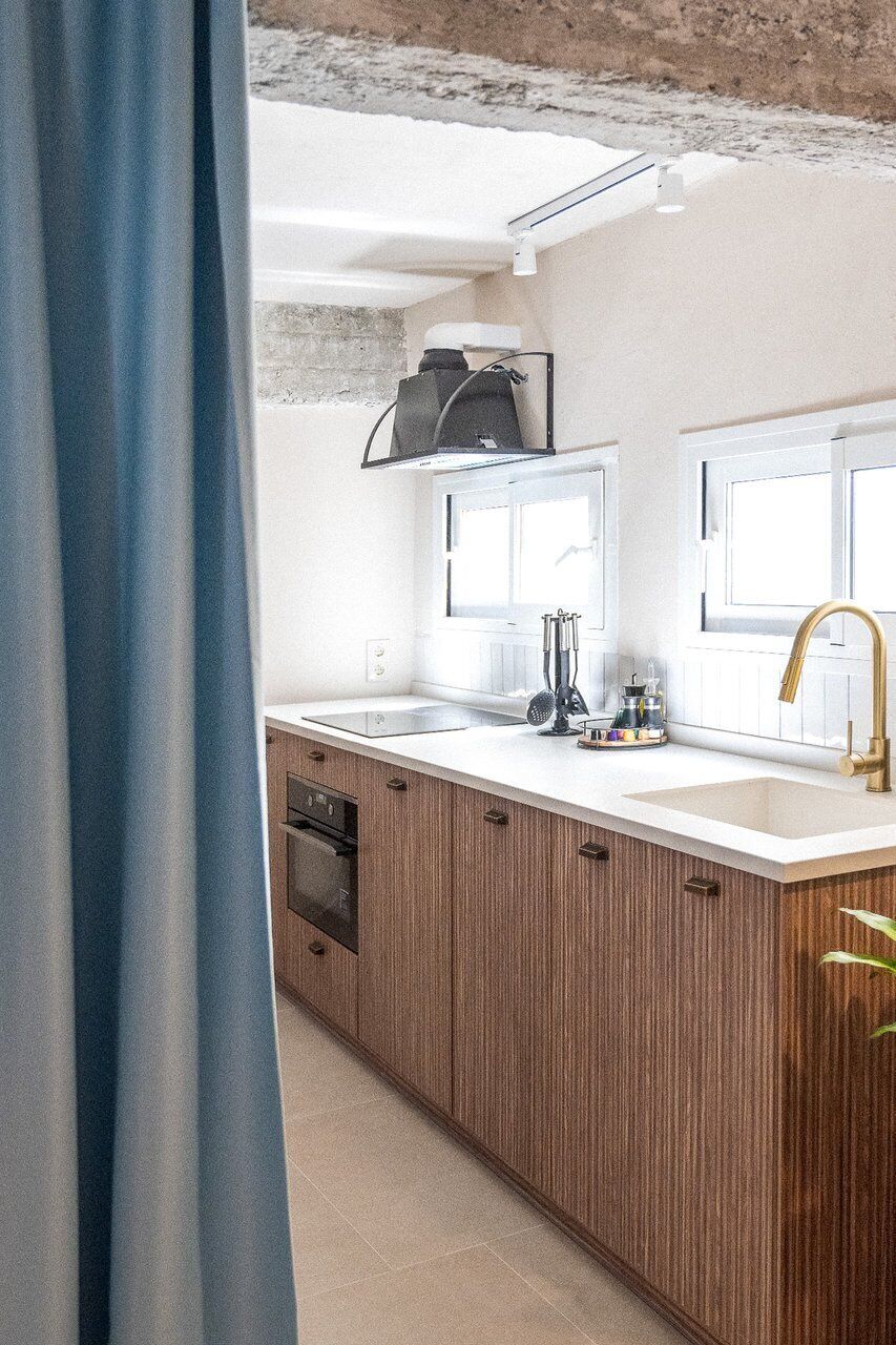 Fridge, oven, dishwasher, coffee/tea maker