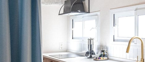 Fridge, oven, dishwasher, coffee/tea maker