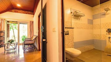 Bungalow Deluxe, patio, vista parcial al lago | Baño | Regadera, toallas, jabón, shampoo