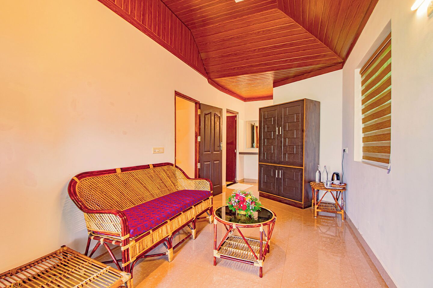 Deluxe Bungalow, Patio, Partial Lake View | Living area
