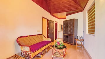 Deluxe Bungalow, Patio, Partial Lake View | Living area