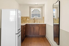 Inlet room 7 | Private kitchen | Mini-fridge, cookware/dishes/utensils
