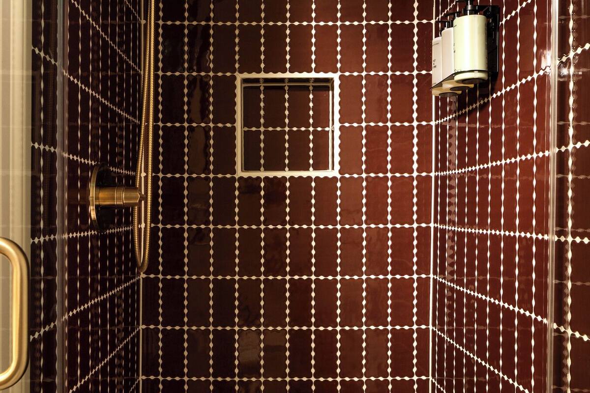Deluxe Double Room, Non Smoking, Balcony | Bathroom | Towels, soap, shampoo, toilet paper