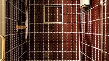 Deluxe Double Room, Non Smoking, Balcony | Bathroom | Towels, soap, shampoo, toilet paper