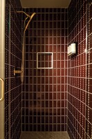 Delancy room 10 | Bathroom | Towels, soap, shampoo, toilet paper