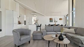 Un espacio de estar moderno con cocina, comedor y zona de estar.