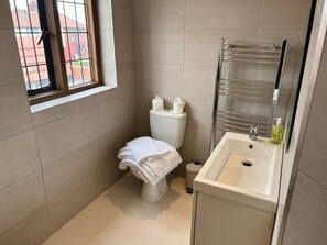Chambre Double, 1 très grand lit | Salle de bain | Serviettes fournies, savon, shampoing, papier toilette