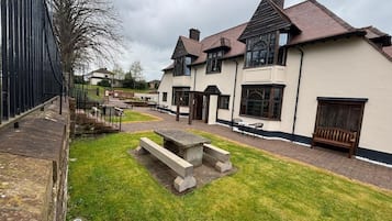 Double Room, 1 King Bed | Outdoor dining