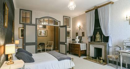 Chambre Marie-Antoinette, Suite de caractère, 40 m² et salon privatif