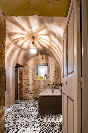 Bathroom - Tower Room — Medieval Suite, 40 m² (Saint-Albin-de-Vaulserre)