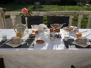 Outdoor dining - Tower Room — Medieval Suite, 40 m² (Saint-Albin-de-Vaulserre)