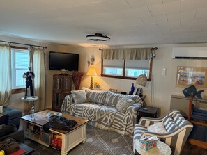Living area - Hampton Beach Island Section Escape steps from the beach and the boardwalk (Hampton)