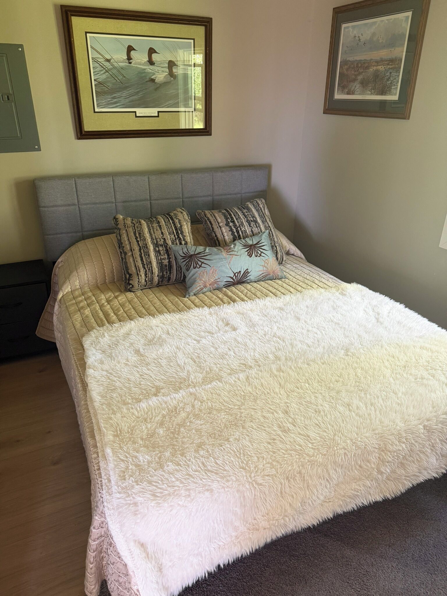 2 bedrooms, iron/ironing board, WiFi, bed sheets. The Diver Duck Inn on Lake Edward, Nisswa