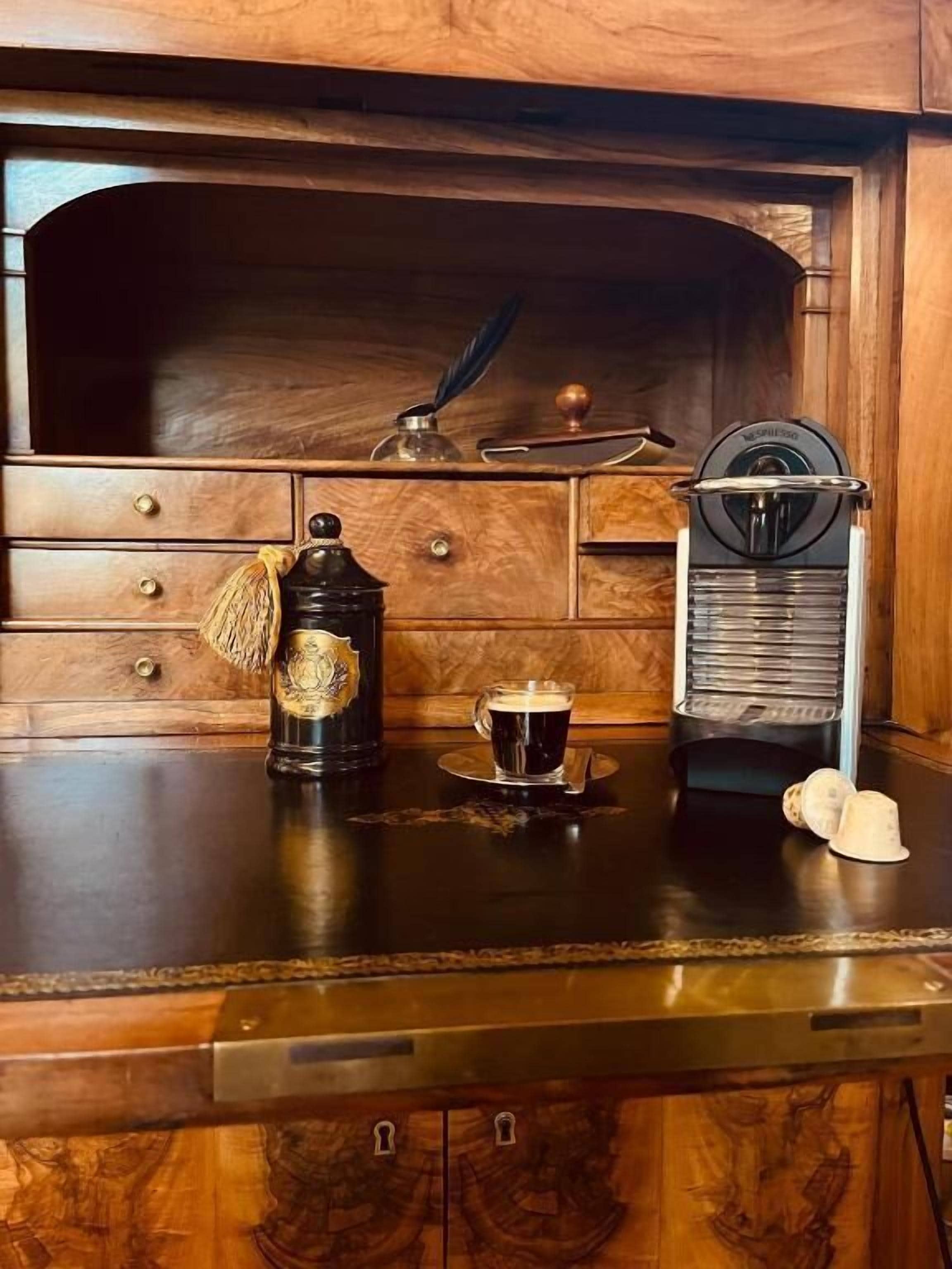 Kopi dan/atau alat penyeduh kopi