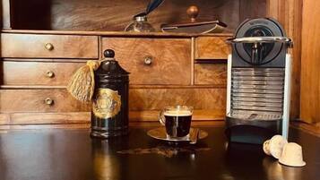Kopi dan/atau alat penyeduh kopi