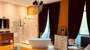 Phòng đôi Cao cấp, quang cảnh vườn | Phòng tắm | Bồn tắm và buồng tắm vòi sen riêng, máy sấy tóc, khăn tắm, xà phòng 