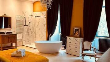 Habitación de lujo doble, vistas al jardín | Baño | Bañera y ducha independientes, secador de pelo, toallas y jabón