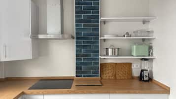 Réfrigérateur, micro-ondes, plaque de cuisson, lave-vaisselle
