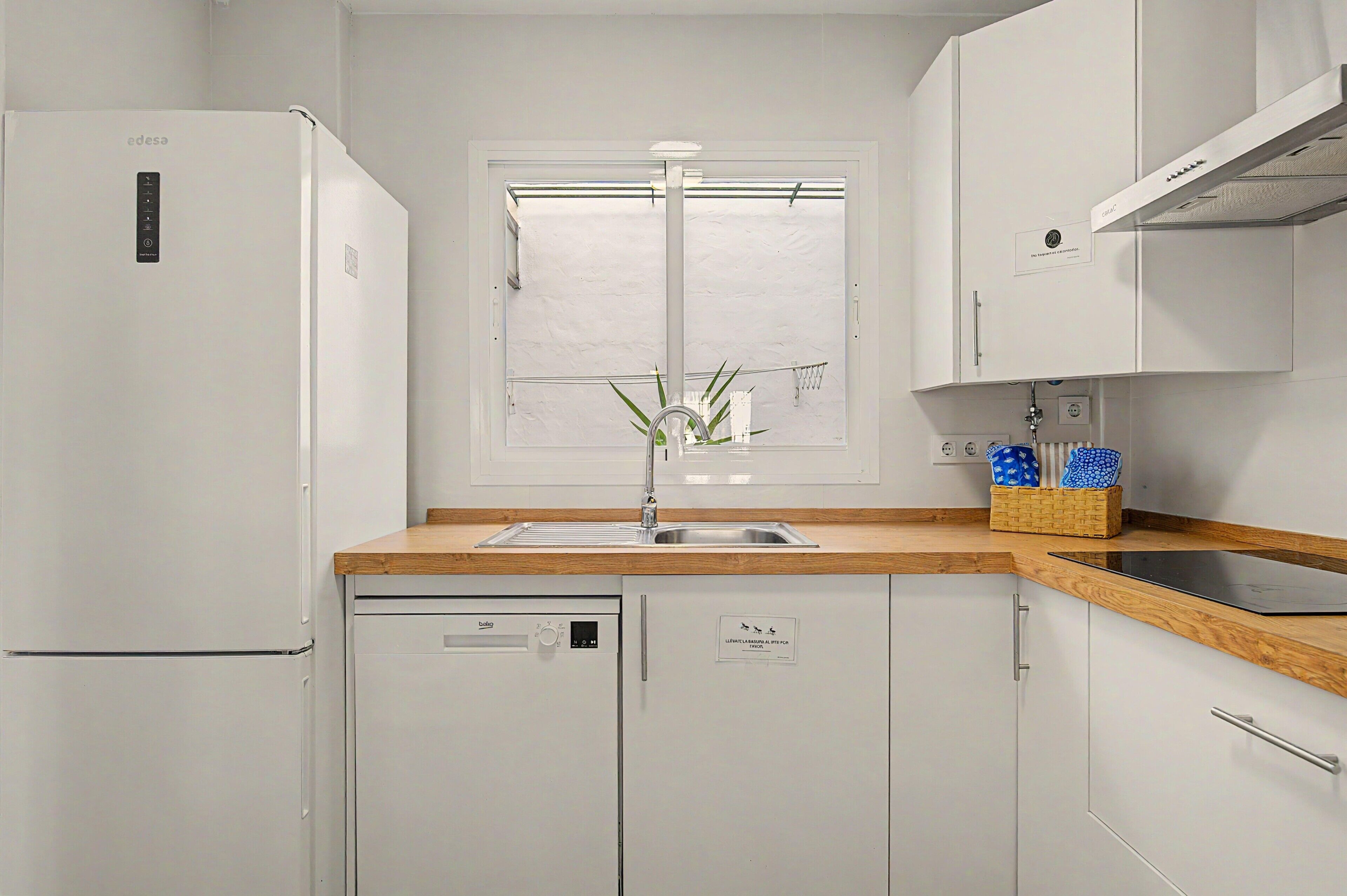 Coffee/tea maker, fridge, microwave, stovetop