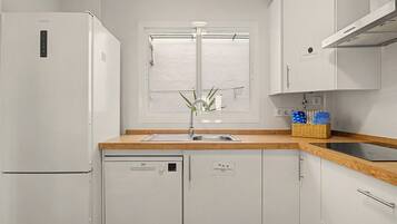 Coffee/tea maker, fridge, microwave, stovetop