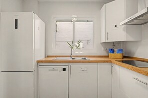 Wasserkocher mit Kaffee-/Teezubehör, Kühlschrank, Mikrowelle, Herdplatte