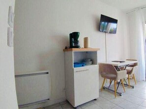 Dining - Charming studio with terrace and parking (La Rochelle)