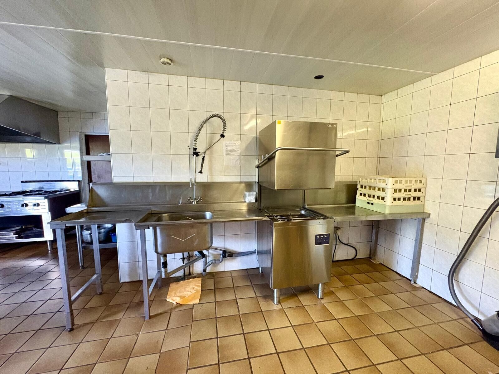Jääkaappi, mikroaaltouuni, uuni, astianpesukone