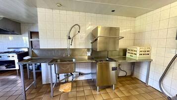 Jääkaappi, mikroaaltouuni, uuni, astianpesukone