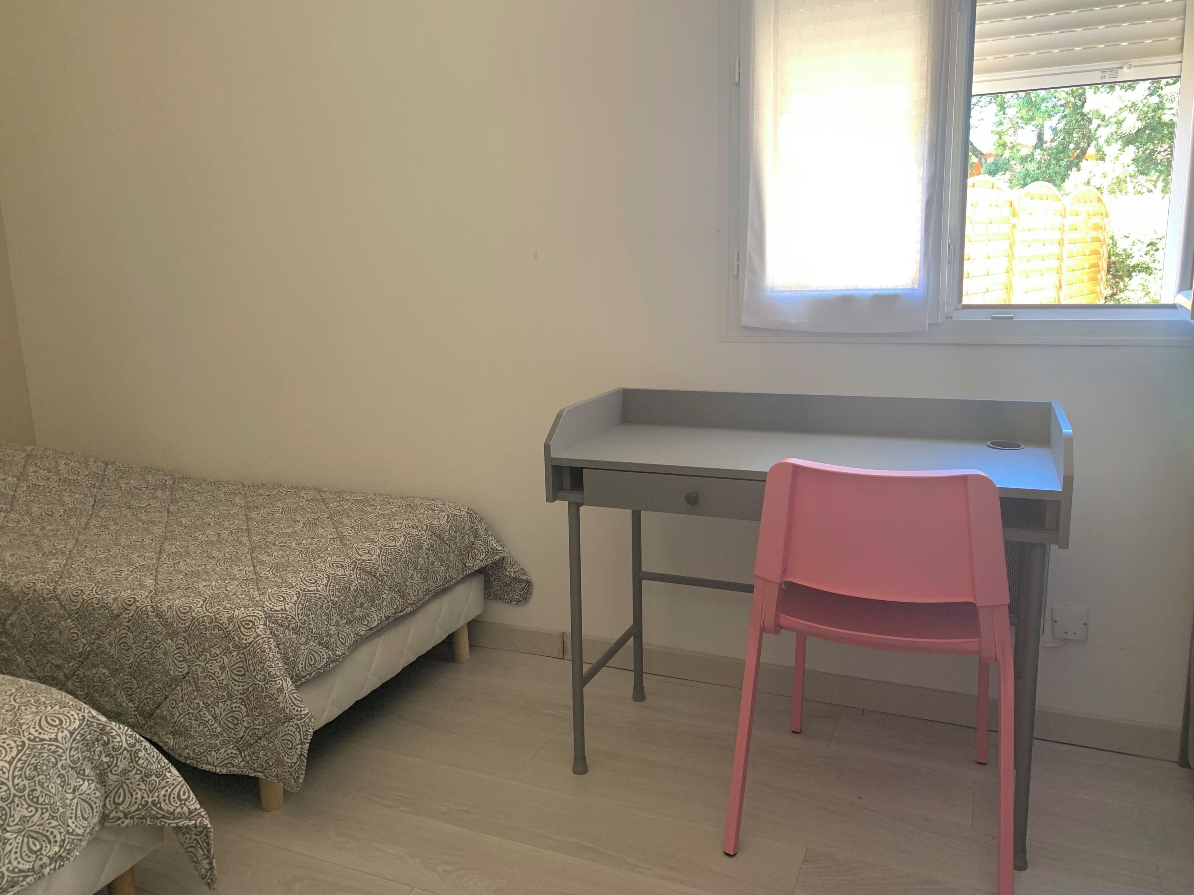 2 slaapkamers, een strijkplank/strijkijzer, internet, beddengoed
