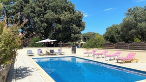 A swimming pool with lounge chairs and umbrellas. - Spacious Family Holiday Home with Pool near Uzès – Sleeps 4 (Saint-Siffret)