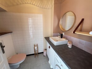Bathroom - Vrbo Property (Laure-Minervois)