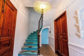 A staircase with a checkered floor, wooden doors, and a hanging light fixture. - L'Escapade Minervoise, the ideal place to stay with family or friends (Laure-Minervois)
