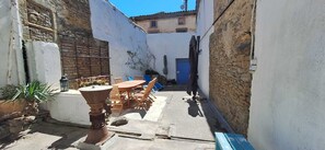 Outdoor dining - Vrbo Property (Laure-Minervois)