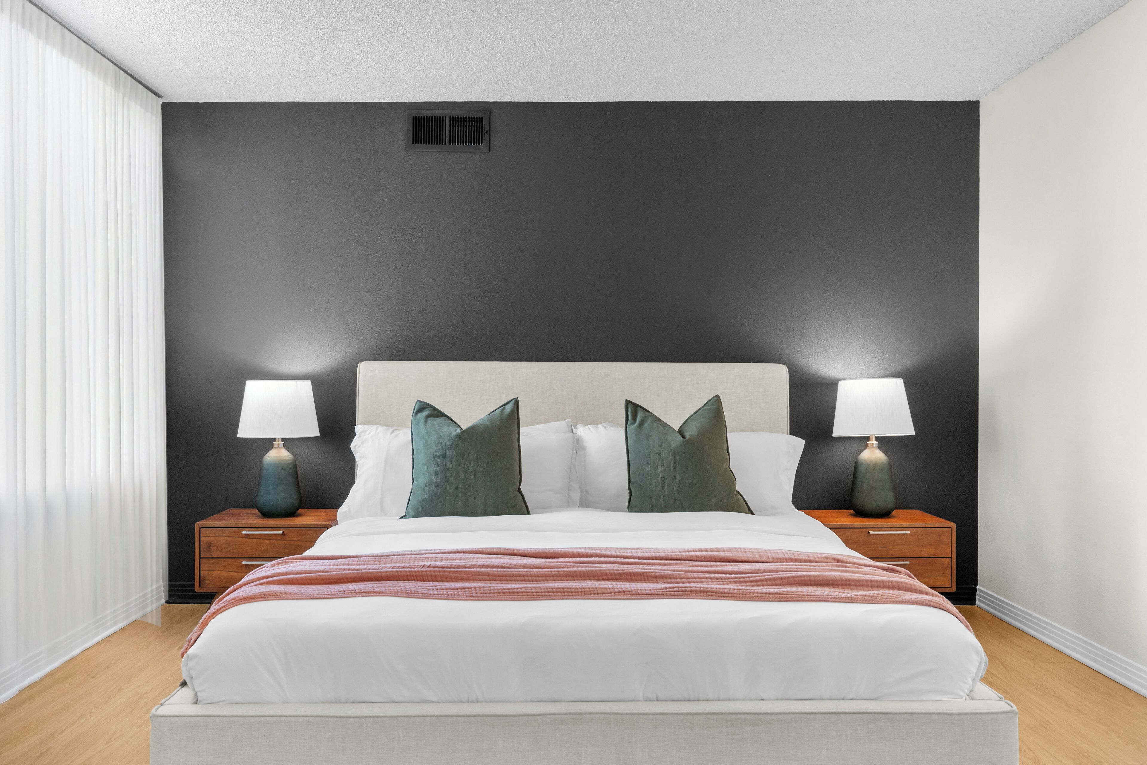 3 habitaciones, escritorio y tabla de planchar con plancha 
