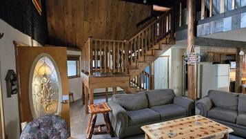 Smart TV, chimenea, futbolito y tenis de mesa
