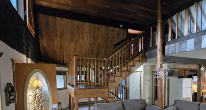 ~ Riverfront, Hot Tub, Mountain Views, 8 Beds ~
